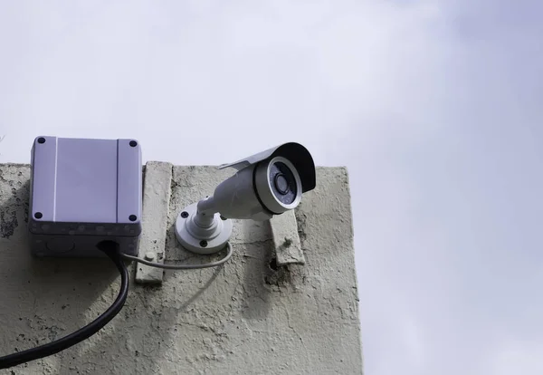 Cctv Pared Con Cielo Azul —  Fotos de Stock