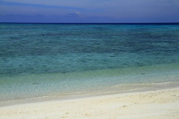 Tropikalna Plaża Malediwach Oceanie Indyjskim — Zdjęcie stockowe