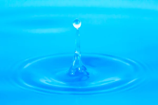 Σταγόνες Νερού Στάζουν Μπλε Νερό — Φωτογραφία Αρχείου