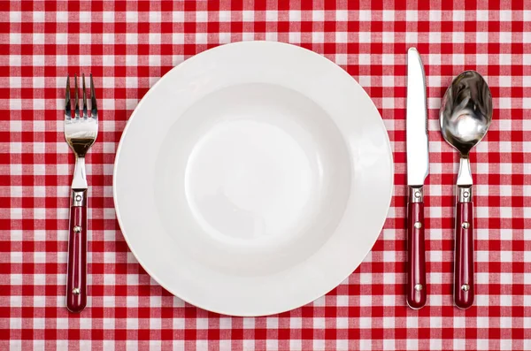 Τραπέζι Χώρα Καρό Τραπεζομάντηλο Πιάτο Πιρούνι Μαχαίρι Και Κουτάλι — Φωτογραφία Αρχείου