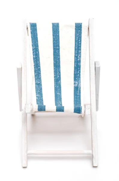 Ligstoel Met Blauwe Witte Strepen Tegen Witte Achtergrond — Stockfoto