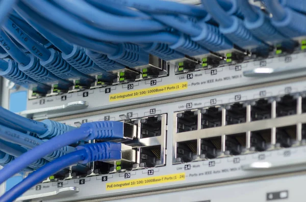 데이터 센터에 네트워크 케이블과 — 스톡 사진