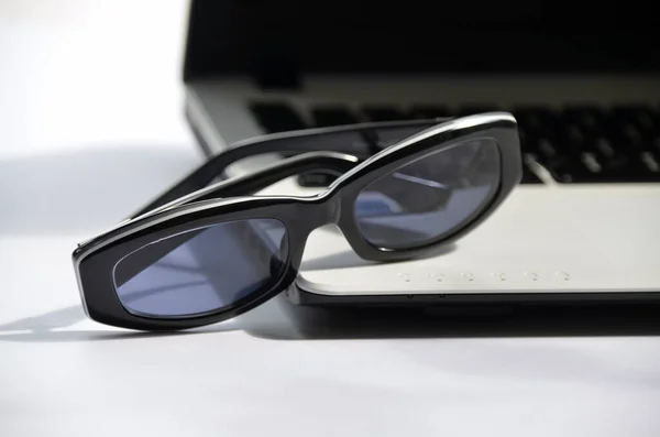 Ordinateur Portable Lunettes Sur Table — Photo