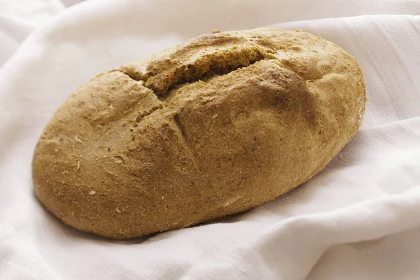 Bochenek Chleba Ręczniku — Zdjęcie stockowe