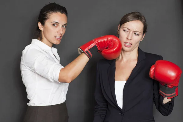 Två Kvinnliga Företagare Med Röda Boxningshandskar — Stockfoto