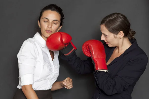 Duas Mulheres Negócios Com Luvas Boxe Vermelho — Fotografia de Stock