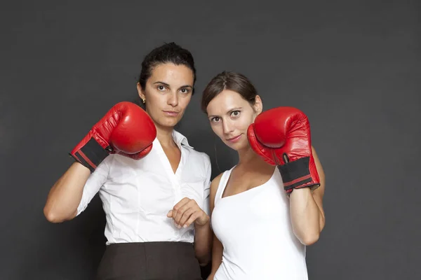 Twee Vrouwelijke Ondernemers Met Rode Bokshandschoenen — Stockfoto