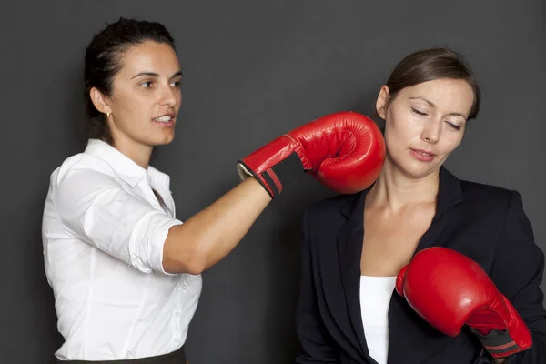 Due Donne Affari Con Guanti Boxe Rossi — Foto Stock