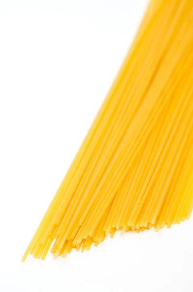Сырая Спагеттини Паста Белом Фоне — стоковое фото