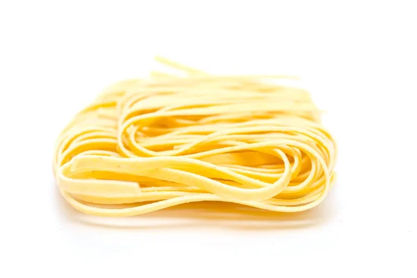 Amarelo Tagliatelle Pasta Fundo Branco — Fotografia de Stock