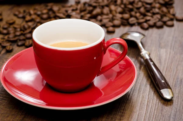 Primer Plano Taza Roja Espresso Con Cuchara Granos Café — Foto de Stock