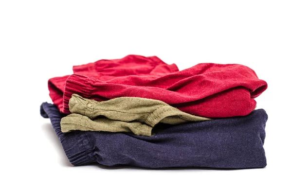 Beyaz Arkaplanda Kırmızı Yeşil Mavi Renkli Çeşitli Çamaşırları Var — Stok fotoğraf