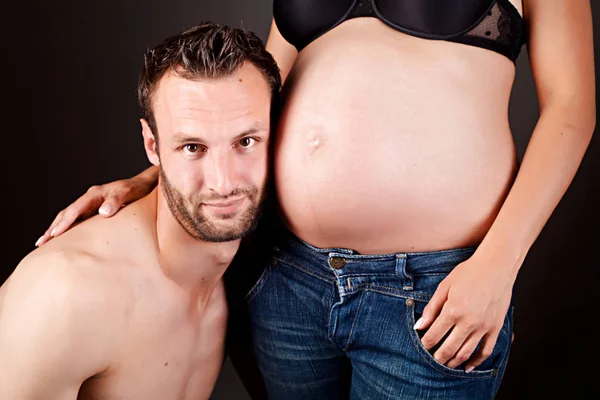 Mladý Atraktivní Pár Těhotná Matka Šťastný Otec — Stock fotografie