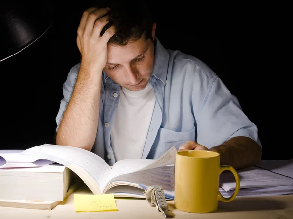 Jovem Estudando Noite Isolado Fundo Preto — Fotografia de Stock