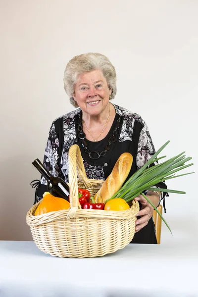 Maturo Signora Guardando Suo Cestino — Foto Stock