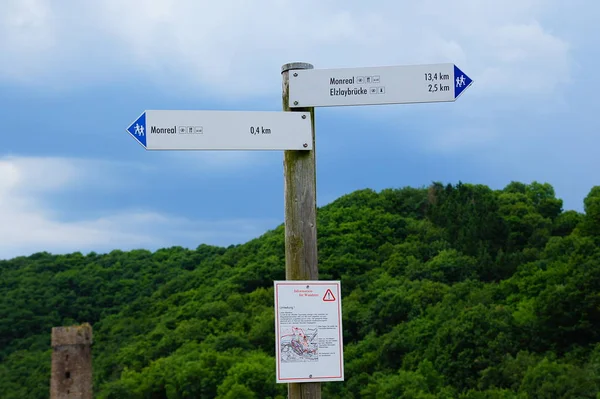 Blick Auf Moderne Verkehrsschilder — Stockfoto