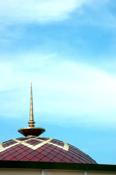 蓝蓝的天空对清真寺的圆顶 — 图库照片