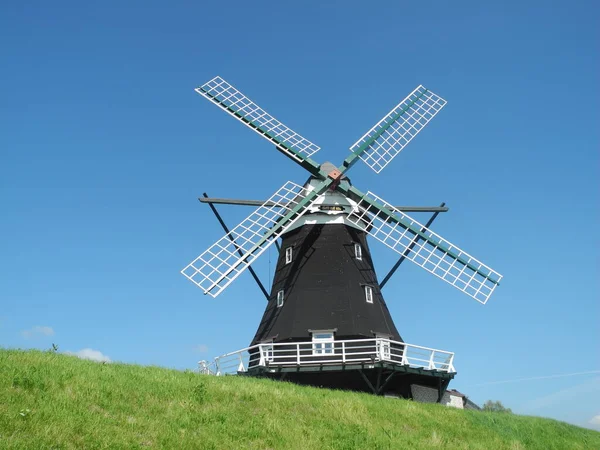 Malerischer Blick Auf Die Landschaft Mit Windmühlenbau — Stockfoto