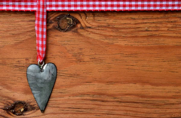 Чорне Серце Червоні Шарфи Стрічки Фоні Дерева — стокове фото