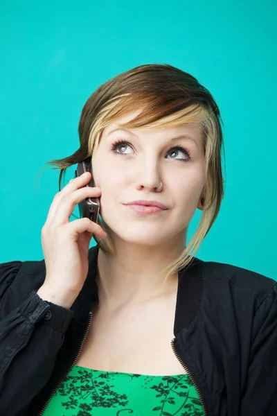 Молода Жінка Говорить Мобільному Телефоні — стокове фото