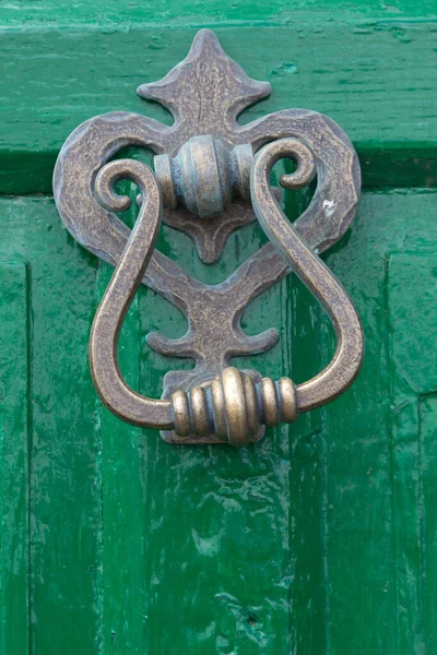 Old Wooden Door Knocker Form Metal Handle — Stock Photo, Image