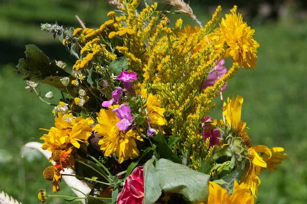 Schöne Blumensträuße Und Kräuter — Stockfoto