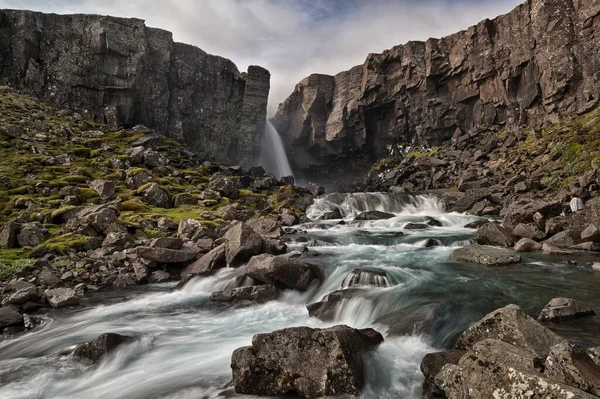 Bella Cascata Sullo Sfondo Della Natura — Foto Stock