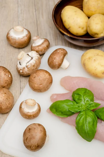 Putenfilet Pilze Und Rohe Kartoffeln Hochformat — Stockfoto
