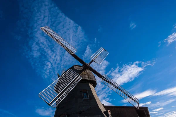 Malerischer Blick Auf Die Landschaft Mit Windmühlenbau — Stockfoto