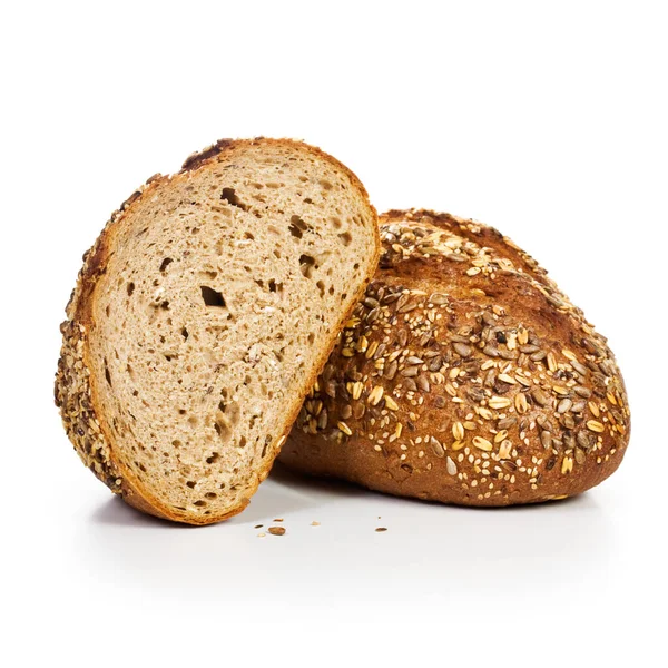 新鮮な全粒パンは 白い背景の上半分にカット — ストック写真