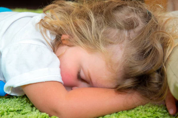 Menina Está Dormindo — Fotografia de Stock