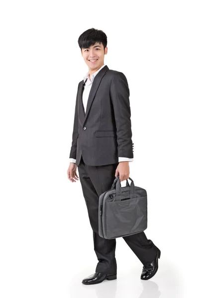 若いビジネスマンはブリーフケースを持って歩き 白い背景に隔離された全長の肖像画 — ストック写真