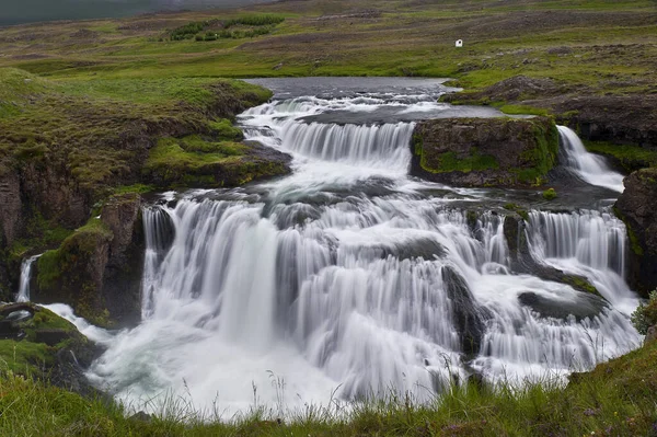 Schöner Wasserfall Auf Naturhintergrund — Stockfoto