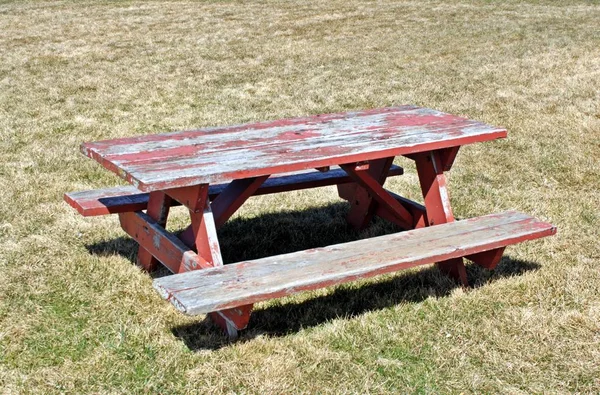 Prázdný Ošlehaný Piknikový Stůl Suché Trávě — Stock fotografie
