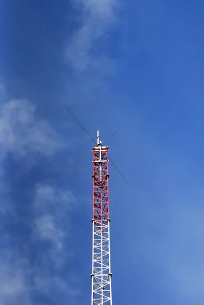 Antenne Rouge Blanche Contre Ciel Bleu Partiellement Nuageux — Photo