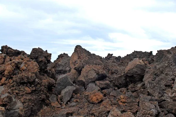 Rocce Basalto Vulcanico Frastagliato Contro Cielo Coperto — Foto Stock