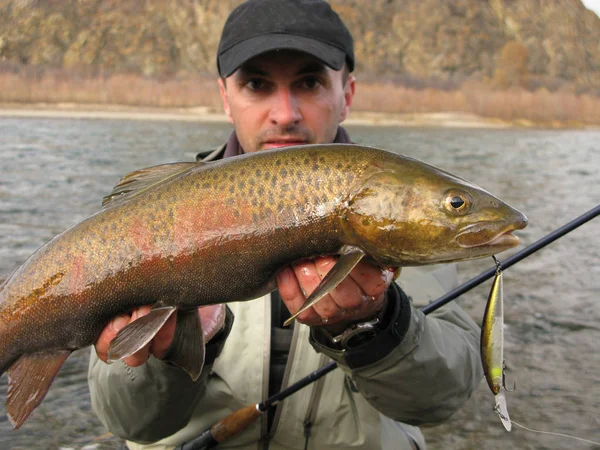 Pescatore Con Pesce Nel Fiume — Foto Stock