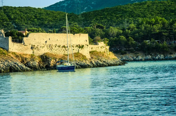 Segelschiff Vor Der Stadtmauer Von Orsor Kroatien — Stockfoto