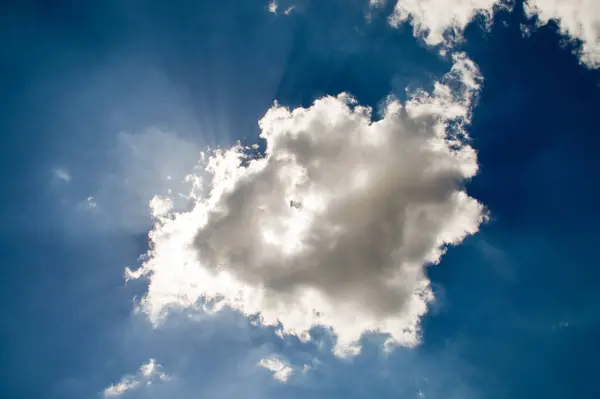Красива Хмара Перед Блакитним Небом — стокове фото