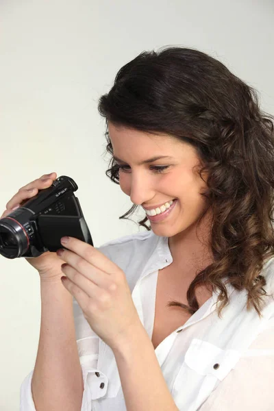 Woman Using Camcorder — Stok fotoğraf