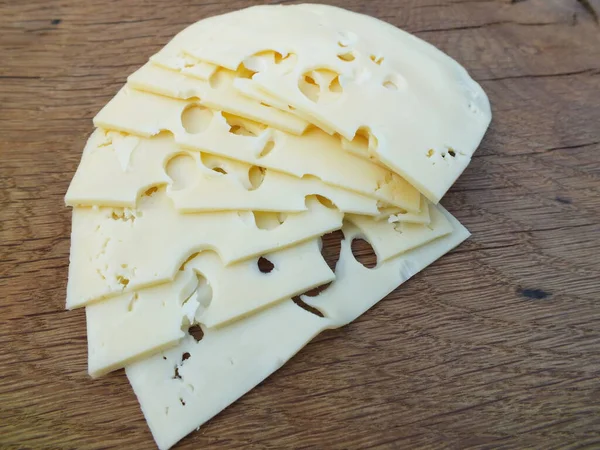 Meşe Tahtasından Üzerine Peyniri Dilimlenmiş — Stok fotoğraf