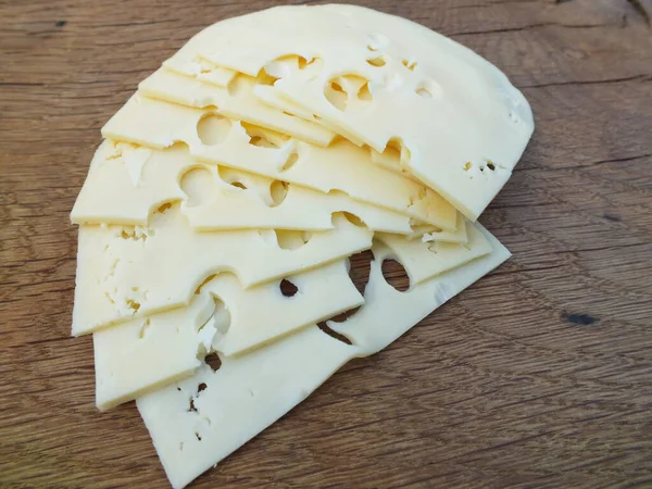 Fromage Tranché Sur Une Planche Chêne — Photo