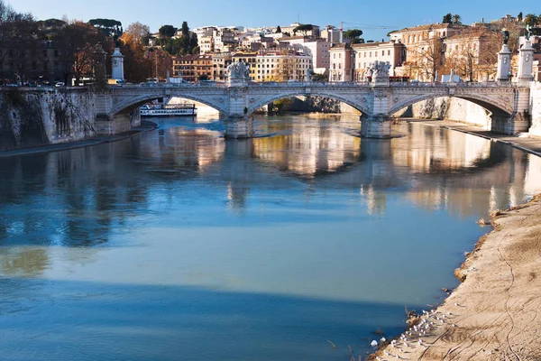 Roma Talya Daki Tiber Nehri Üzerindeki Aziz Angel Köprüsü — Stok fotoğraf