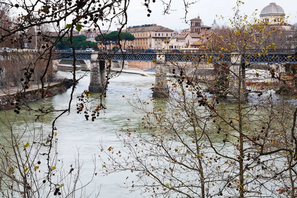 Γέφυρα Πάνω Από Τον Ποταμό Τίβερη Στη Ρώμη Ιταλία — Φωτογραφία Αρχείου