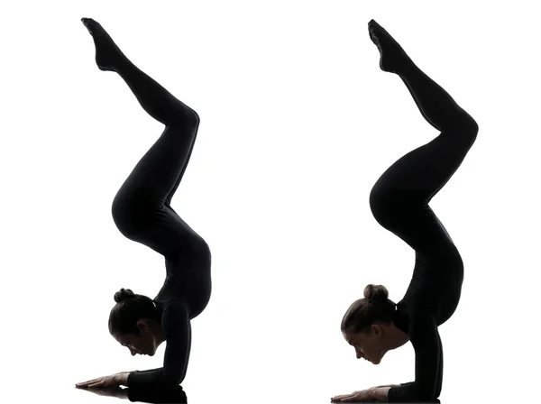 Дві Жінки Викривлення Практикують Гімнастичну Йогу Силуеті Білому Тлі — стокове фото