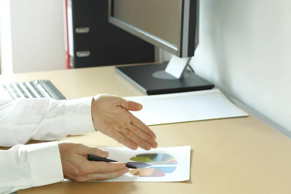 Obchodník Ruční Držení Tablet Finanční Zprávou Úřadu — Stock fotografie