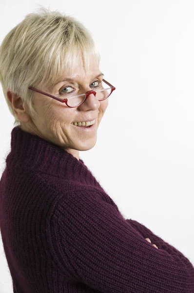 Retrato Mulher Madura Olhando Sobre Ombro Para Câmera — Fotografia de Stock