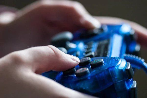 Primo Piano Delle Mani Utilizzando Controller Gioco — Foto Stock