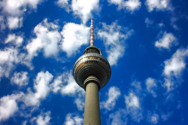 Torre Televisión Berlin Contra Cielo Azul Con Nubes — Foto de Stock