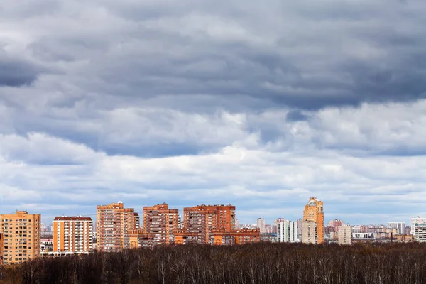 Низькосірі Дощові Хмари Під Міськими Будинками Навесні — стокове фото